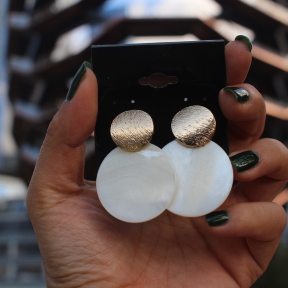 WowNYC Jewelry - New Geometric round circle shell dainty earrings